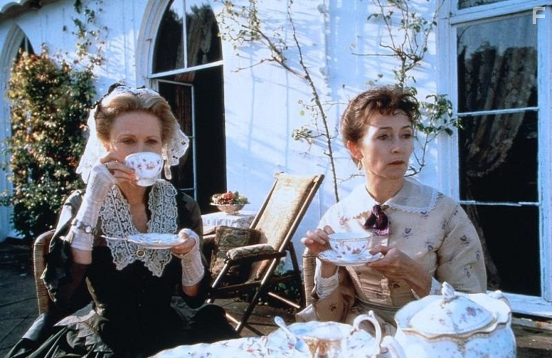 Connie Booth and Cherie Lunghi in Красотки (1995)
