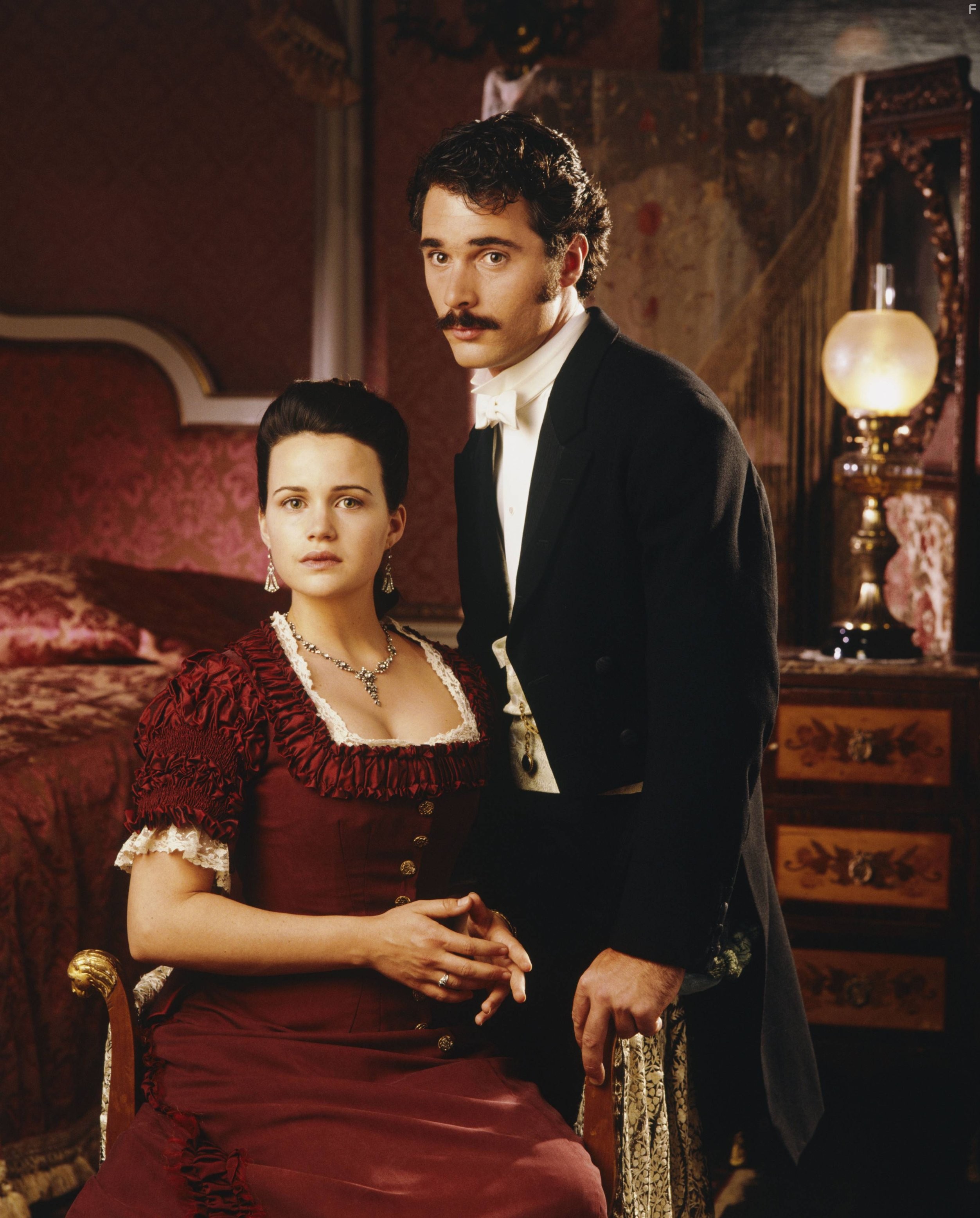 Carla Gugino and Greg Wise in Красотки (1995)