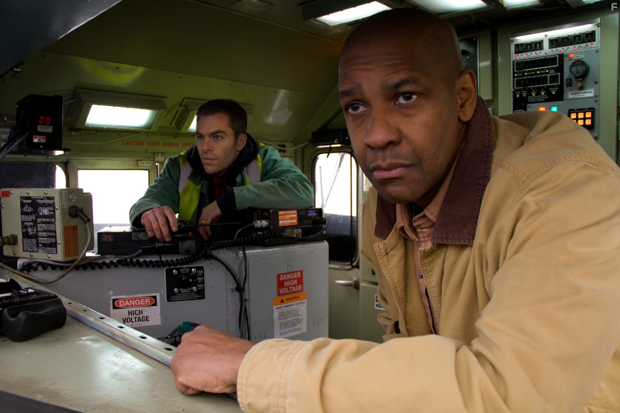 Denzel Washington and Chris Pine in Неуправляемый (2010)
