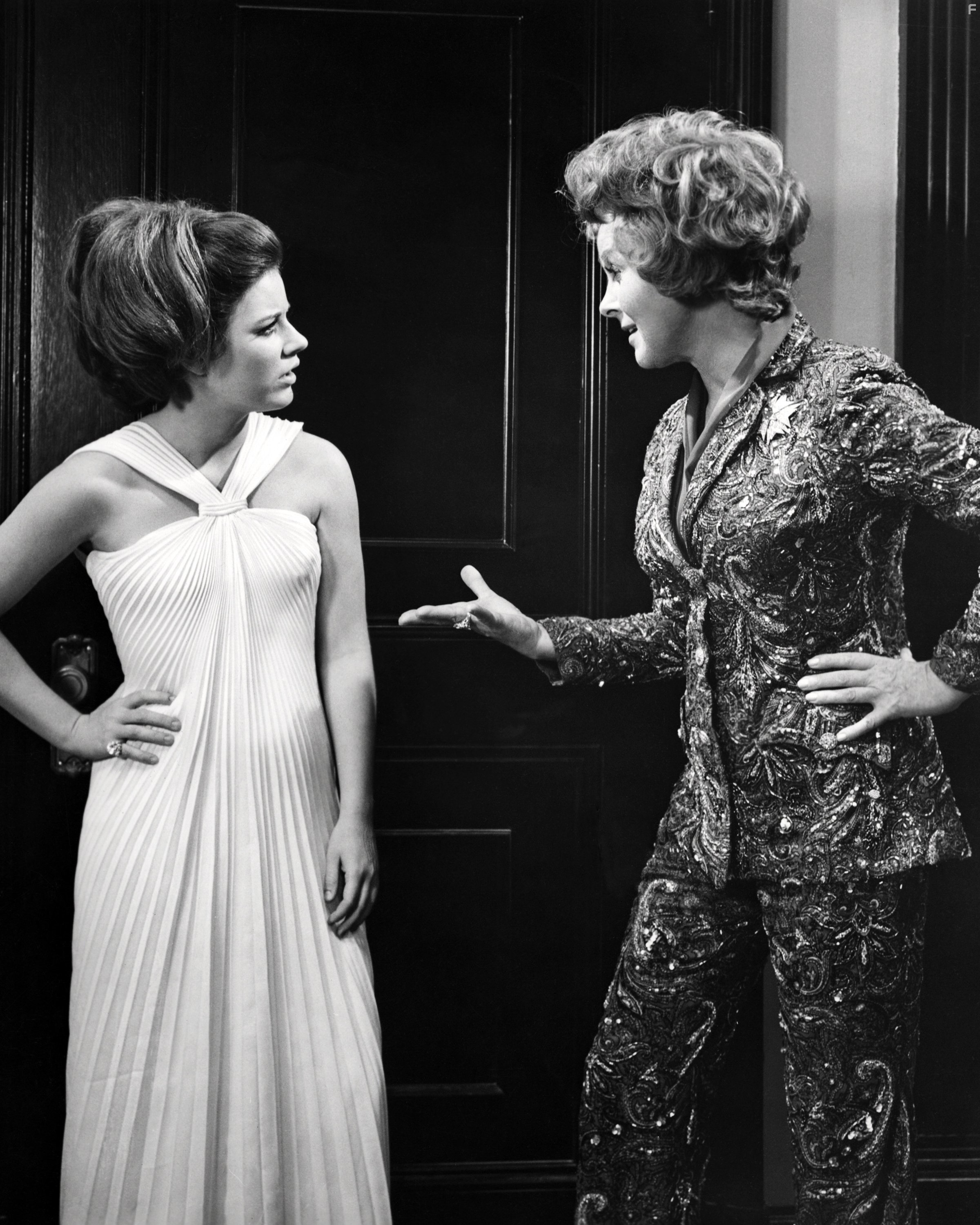 Patty Duke and Susan Hayward in Долина кукол (1967)