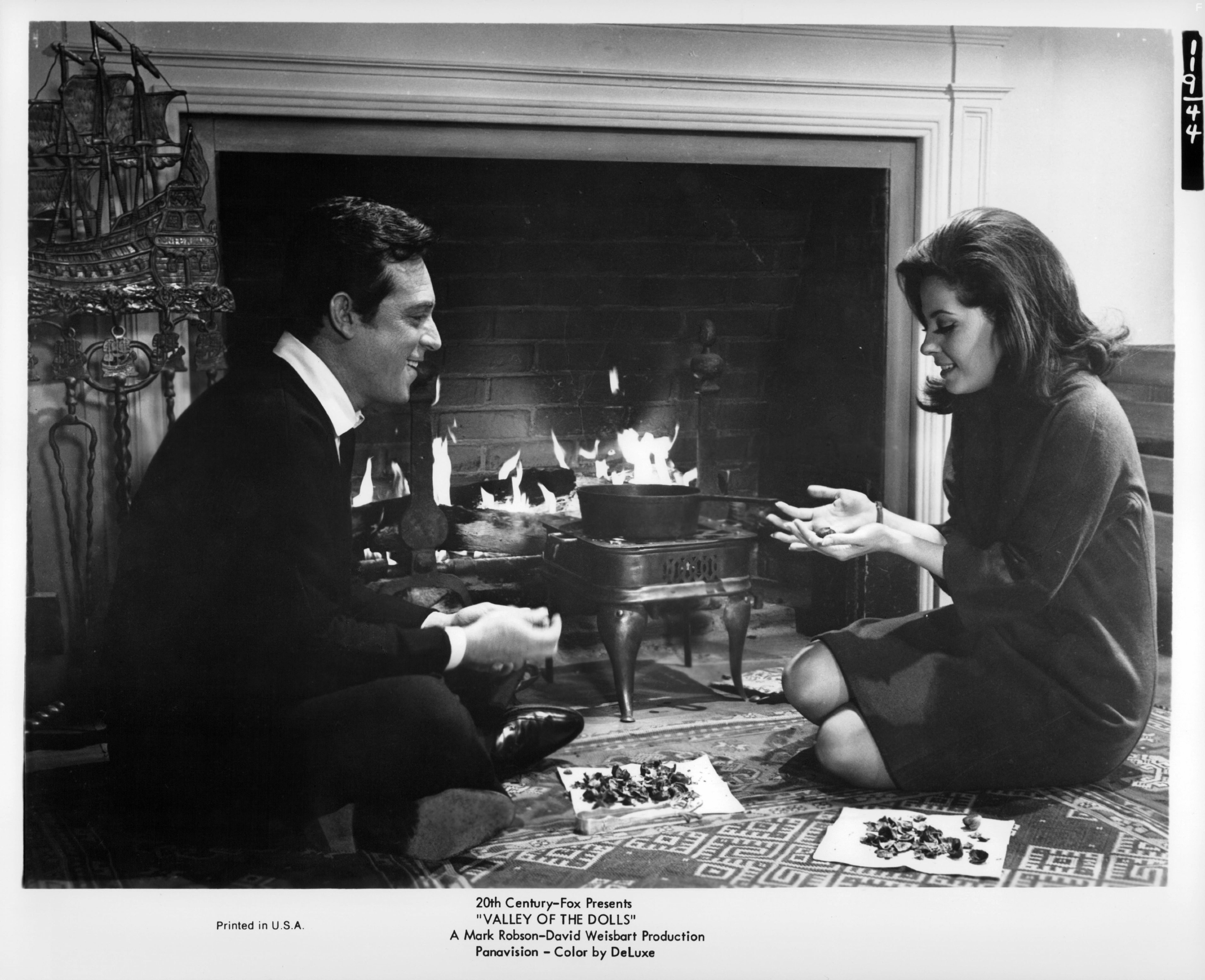 Paul Burke and Barbara Parkins in Долина кукол (1967)