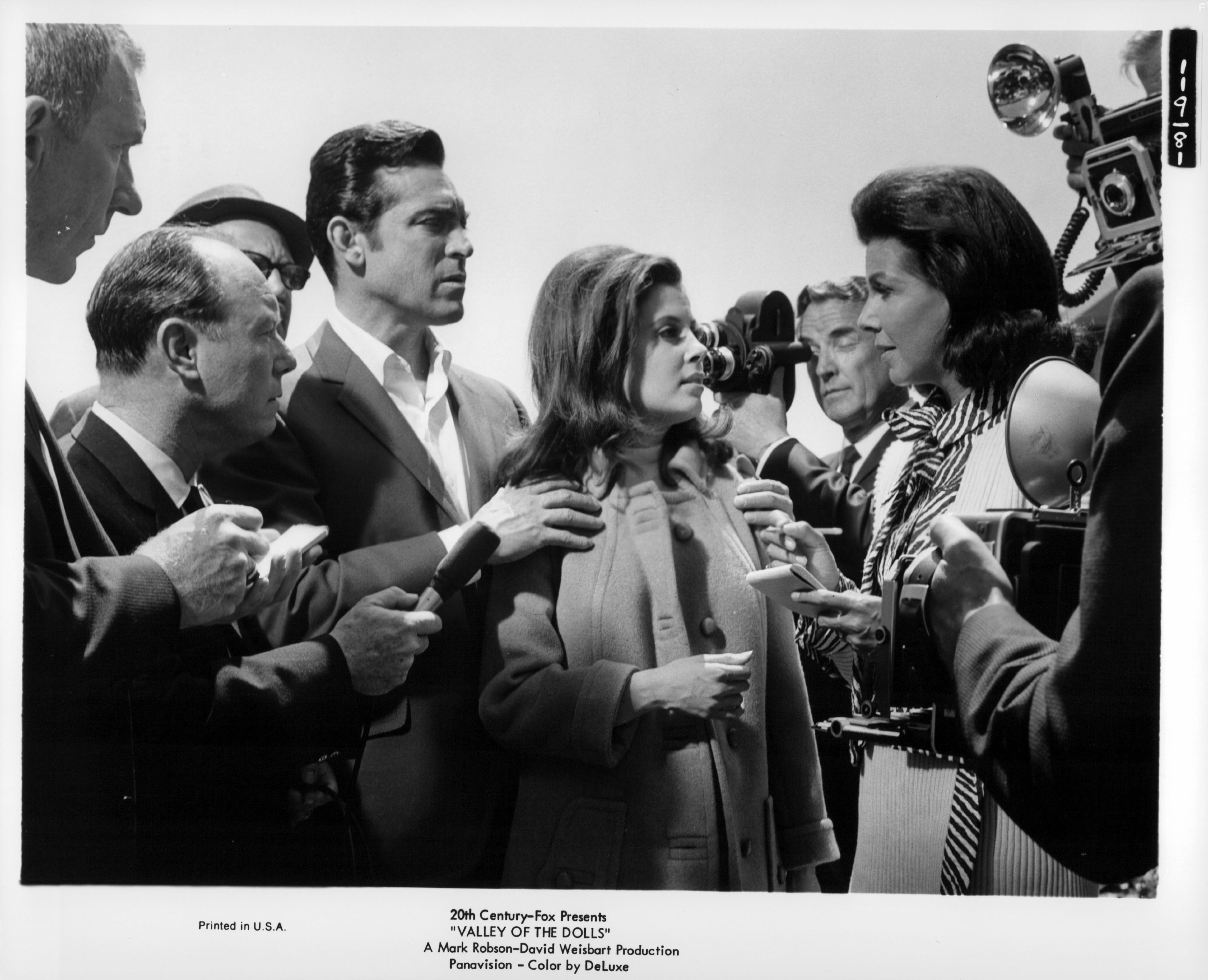 Paul Burke and Barbara Parkins in Долина кукол (1967)