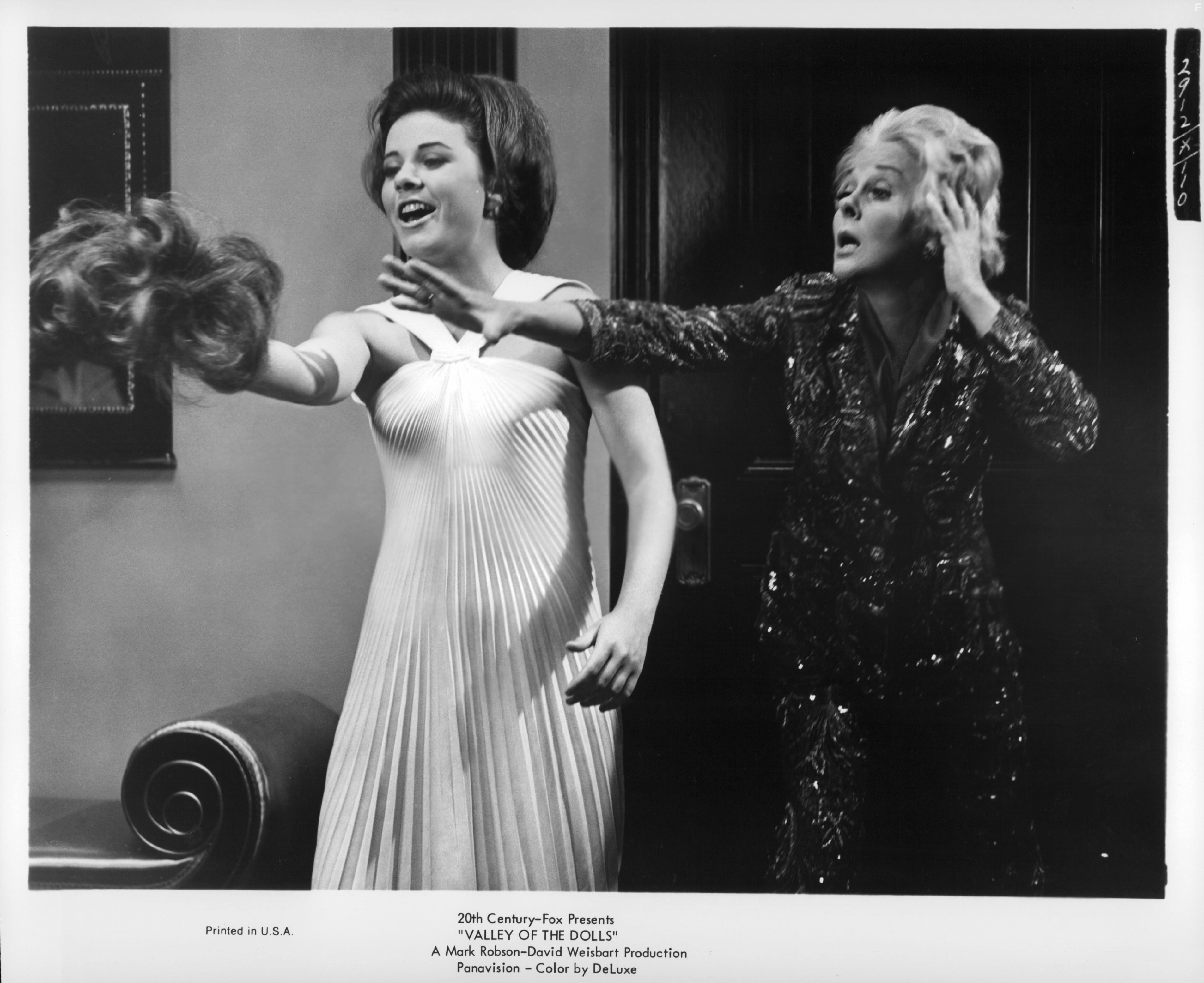 Patty Duke and Susan Hayward in Долина кукол (1967)