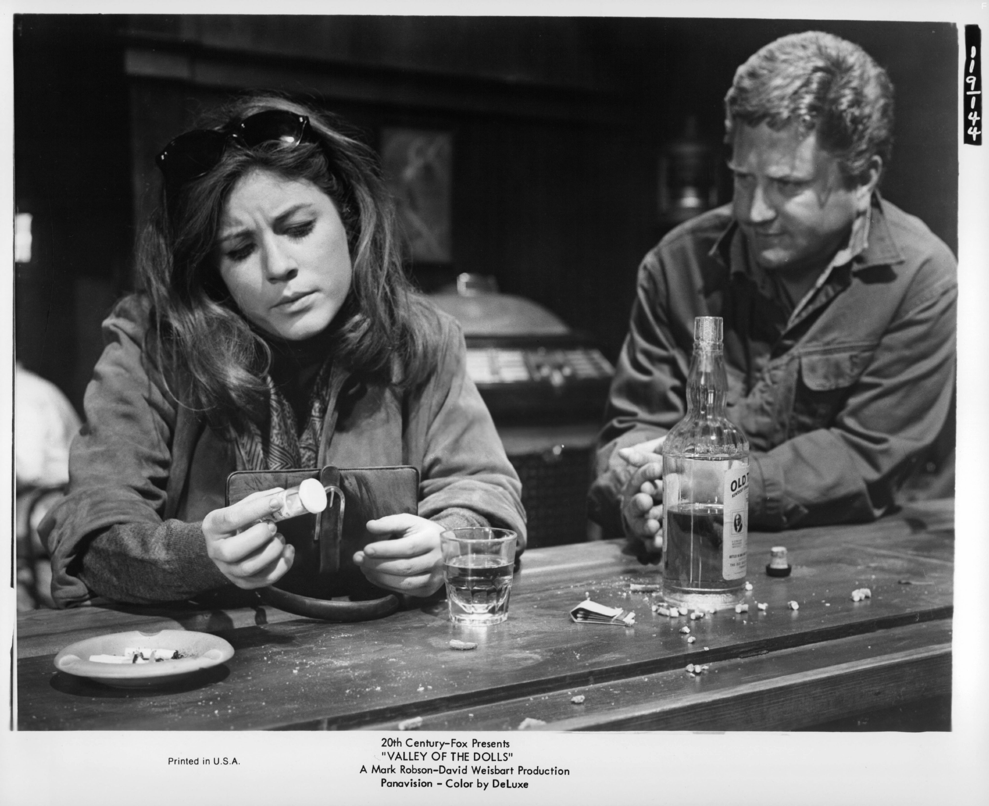 Patty Duke and Barry Cahill in Долина кукол (1967)