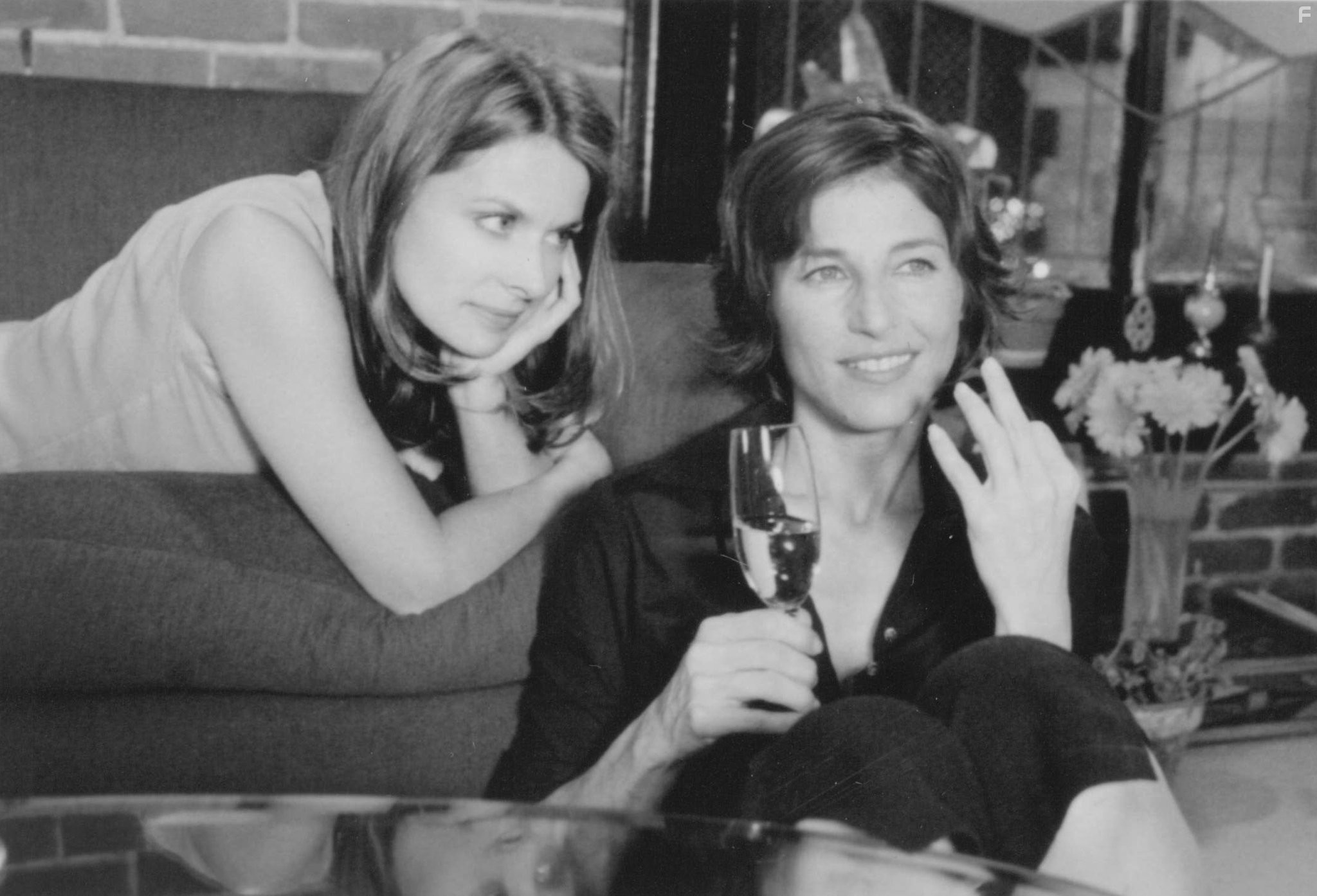 Nastassja Kinski and Catherine Keener in Твои друзья и соседи (1998)