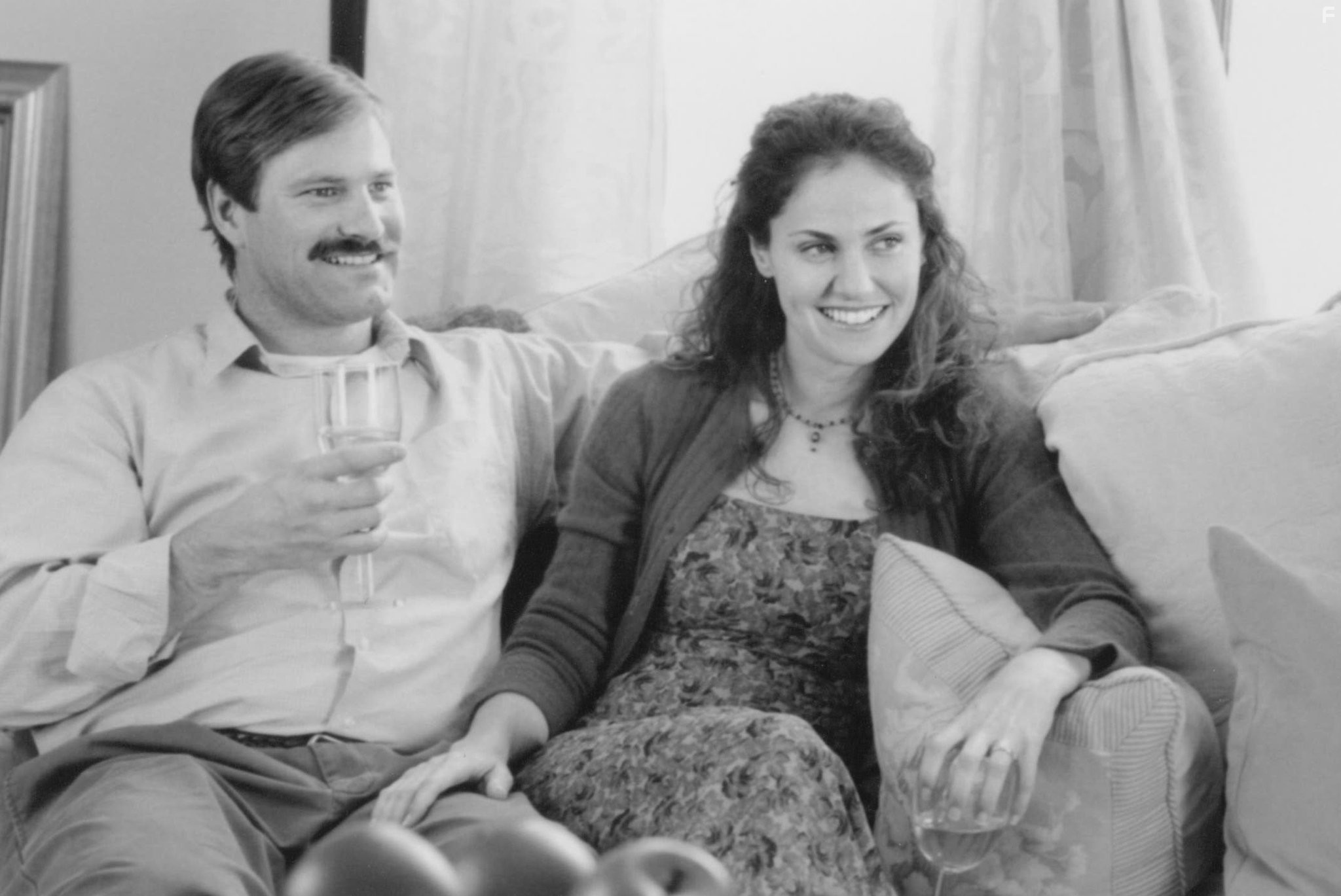 Amy Brenneman and Aaron Eckhart in Твои друзья и соседи (1998)