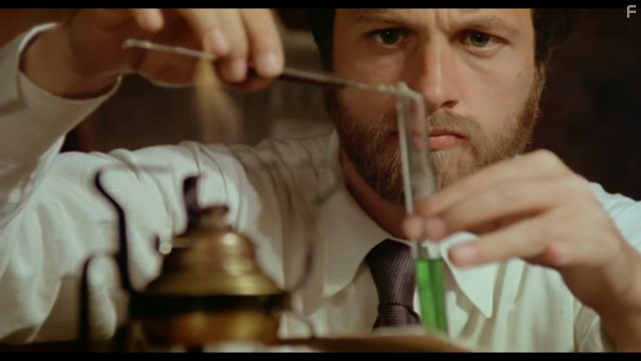 Lino Capolicchio in Дом со смеющимися окнами (1976)