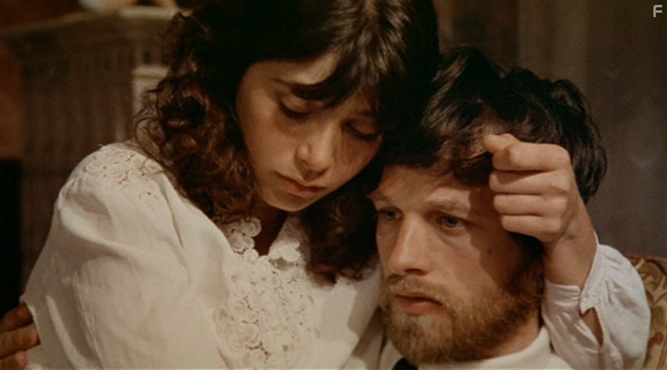 Lino Capolicchio and Francesca Marciano in Дом со смеющимися окнами (1976)