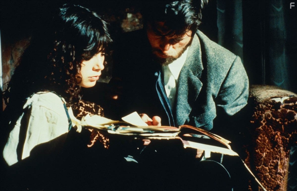 Lino Capolicchio and Francesca Marciano in Дом со смеющимися окнами (1976)