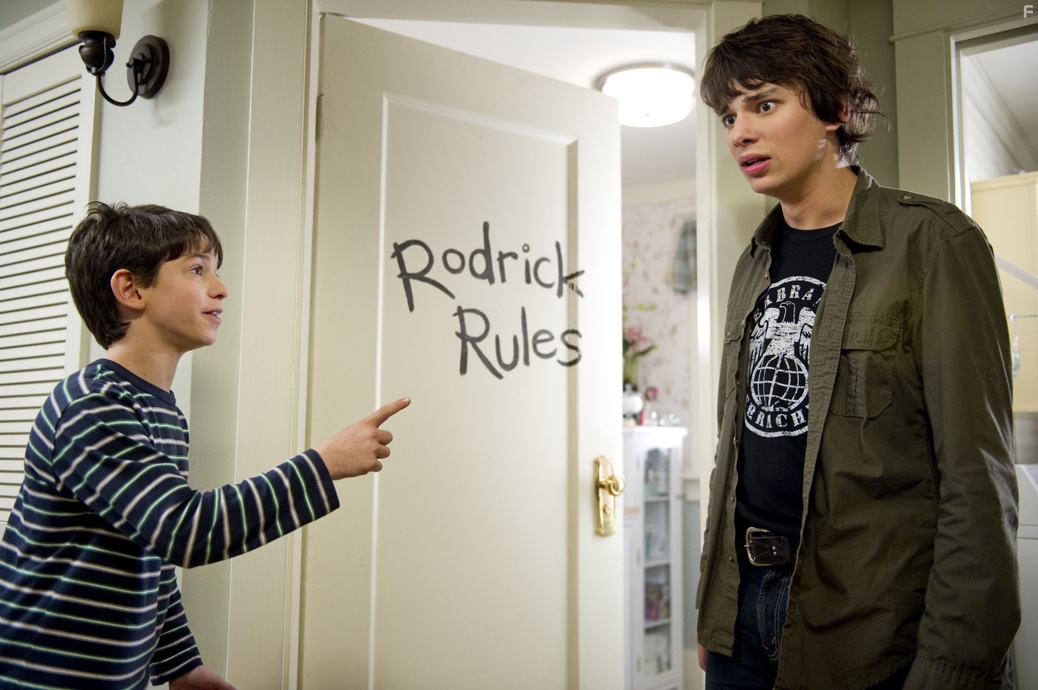 Devon Bostick and Zachary Gordon in Дневник слабака 2: Правила Родрика (2011)
