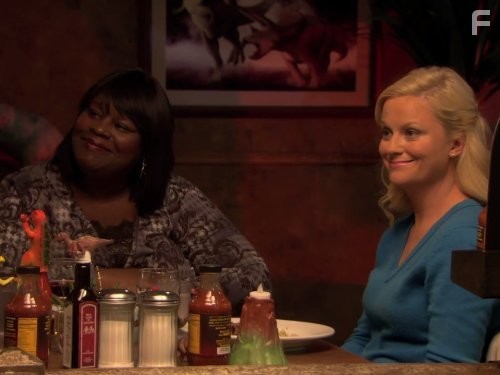 Amy Poehler and Retta in Парки и зоны отдыха (2009)