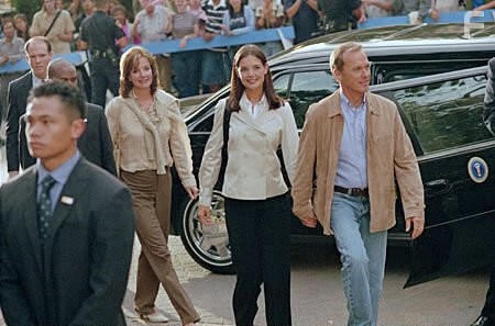 Michael Keaton, Katie Holmes, and Margaret Colin in Первая дочь (2004)