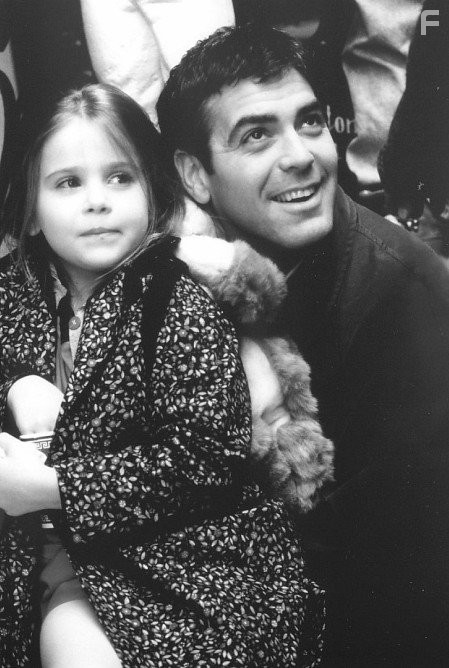 George Clooney and Mae Whitman in Один прекрасный день (1996)
