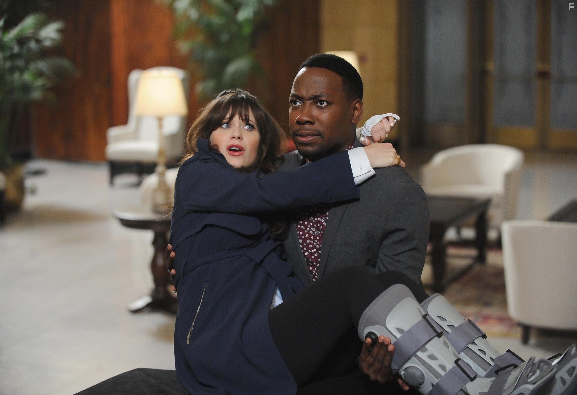 Zooey Deschanel and Lamorne Morris in Новенькая (2011)