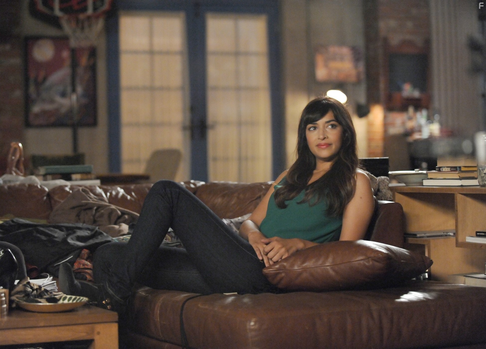 Hannah Simone in Новенькая (2011)
