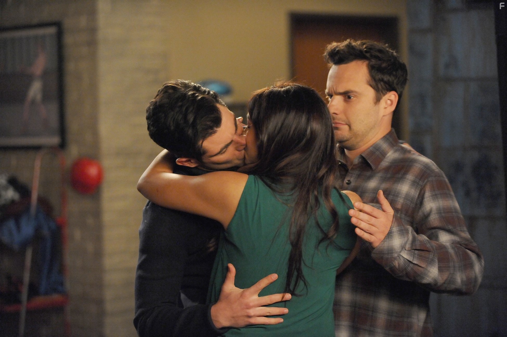 Max Greenfield, Hannah Simone, and Jake Johnson in Новенькая (2011)