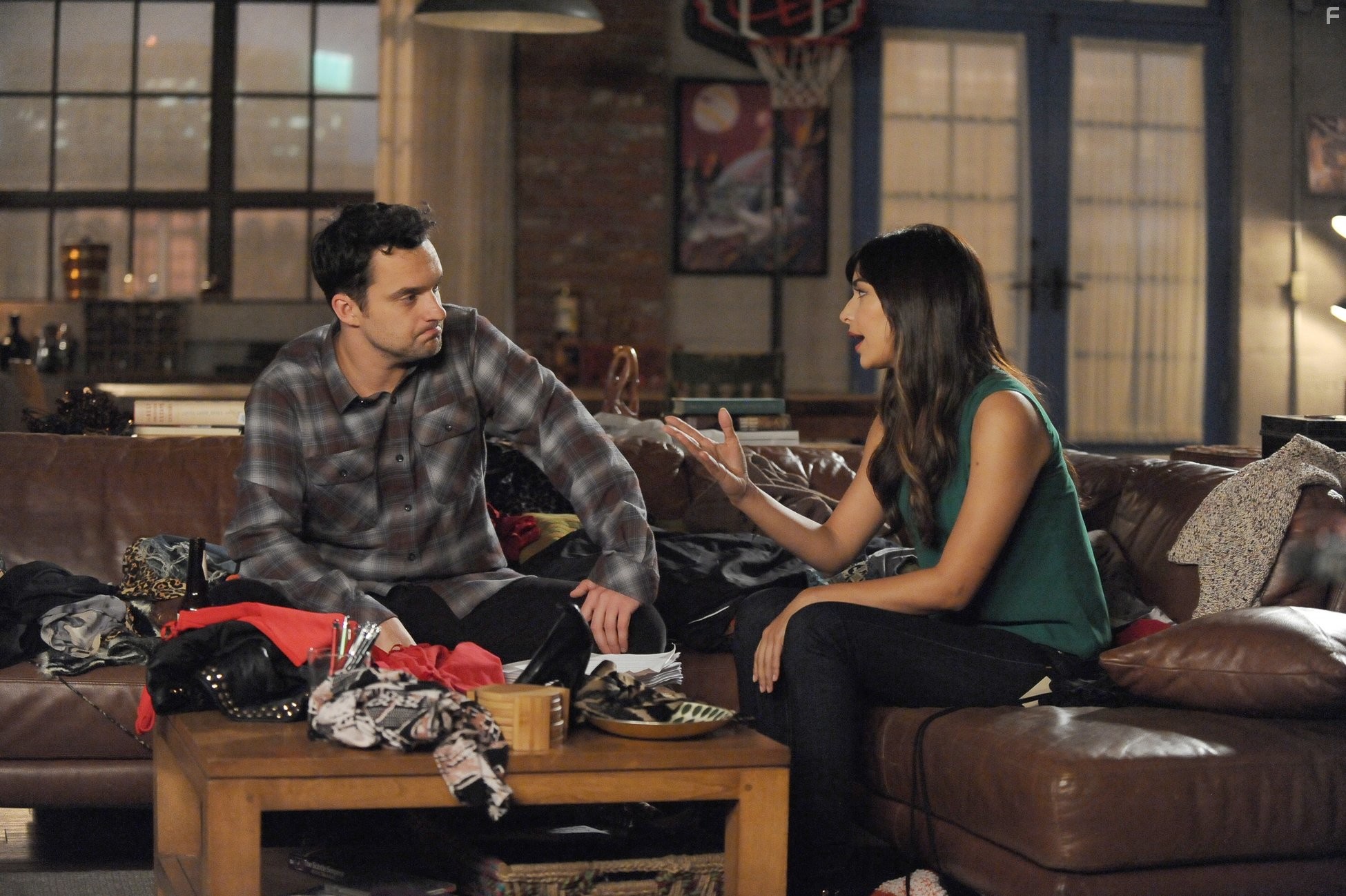 Hannah Simone and Jake Johnson in Новенькая (2011)