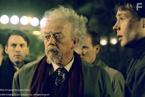 John Hurt and Rupert Evans in Хеллбой: Герой из пекла (2004)