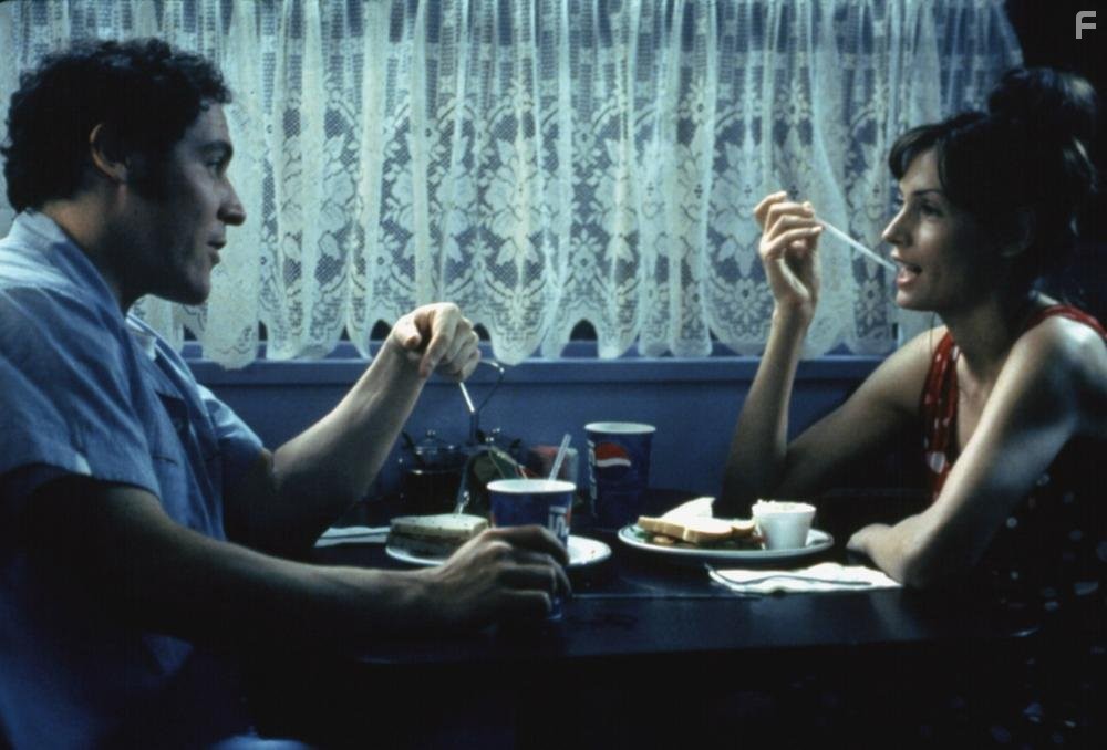 Famke Janssen and Jon Favreau in Любовь и секс (2000)