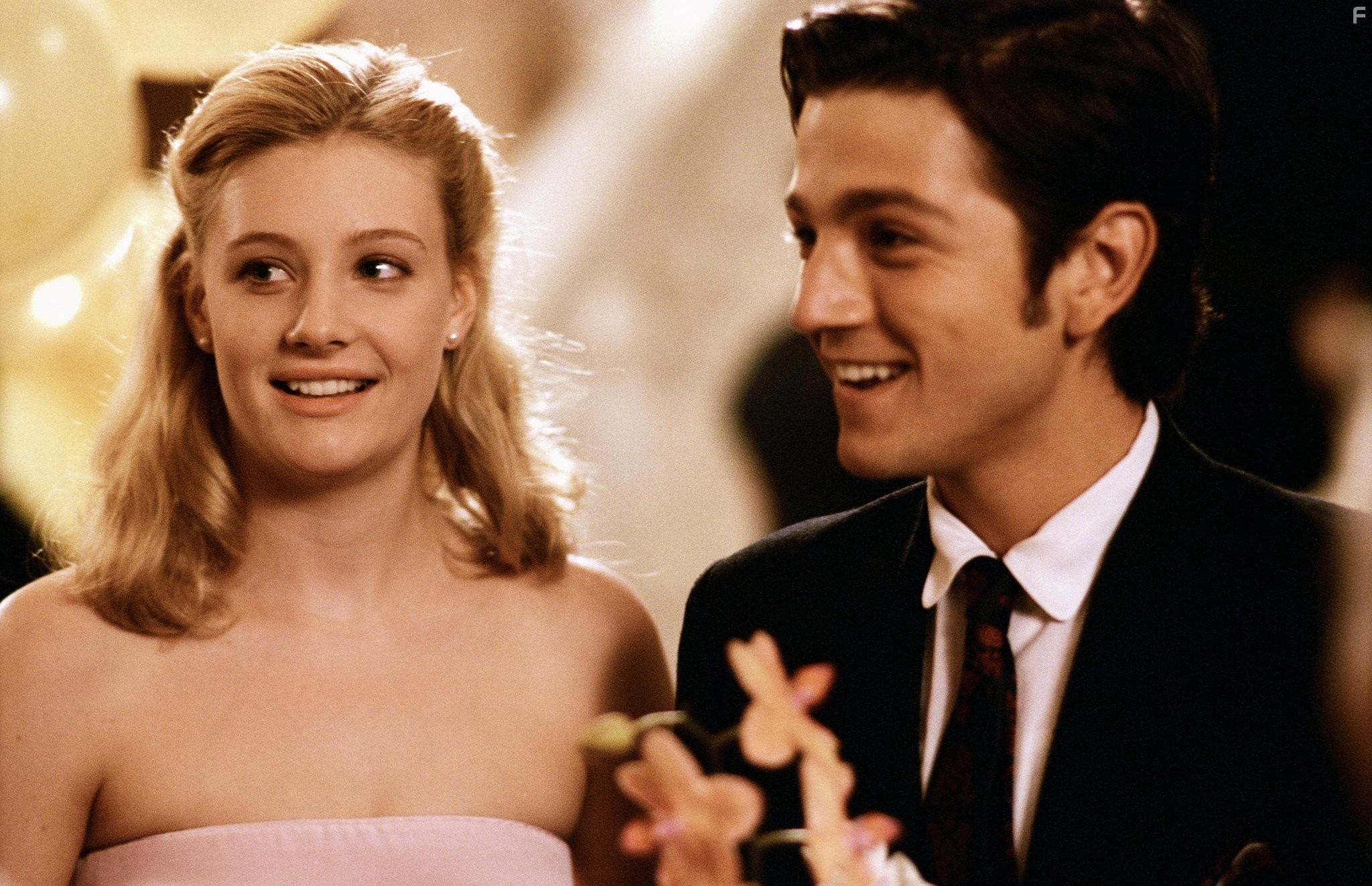 Romola Garai and Diego Luna in Грязные танцы 2 (2004)