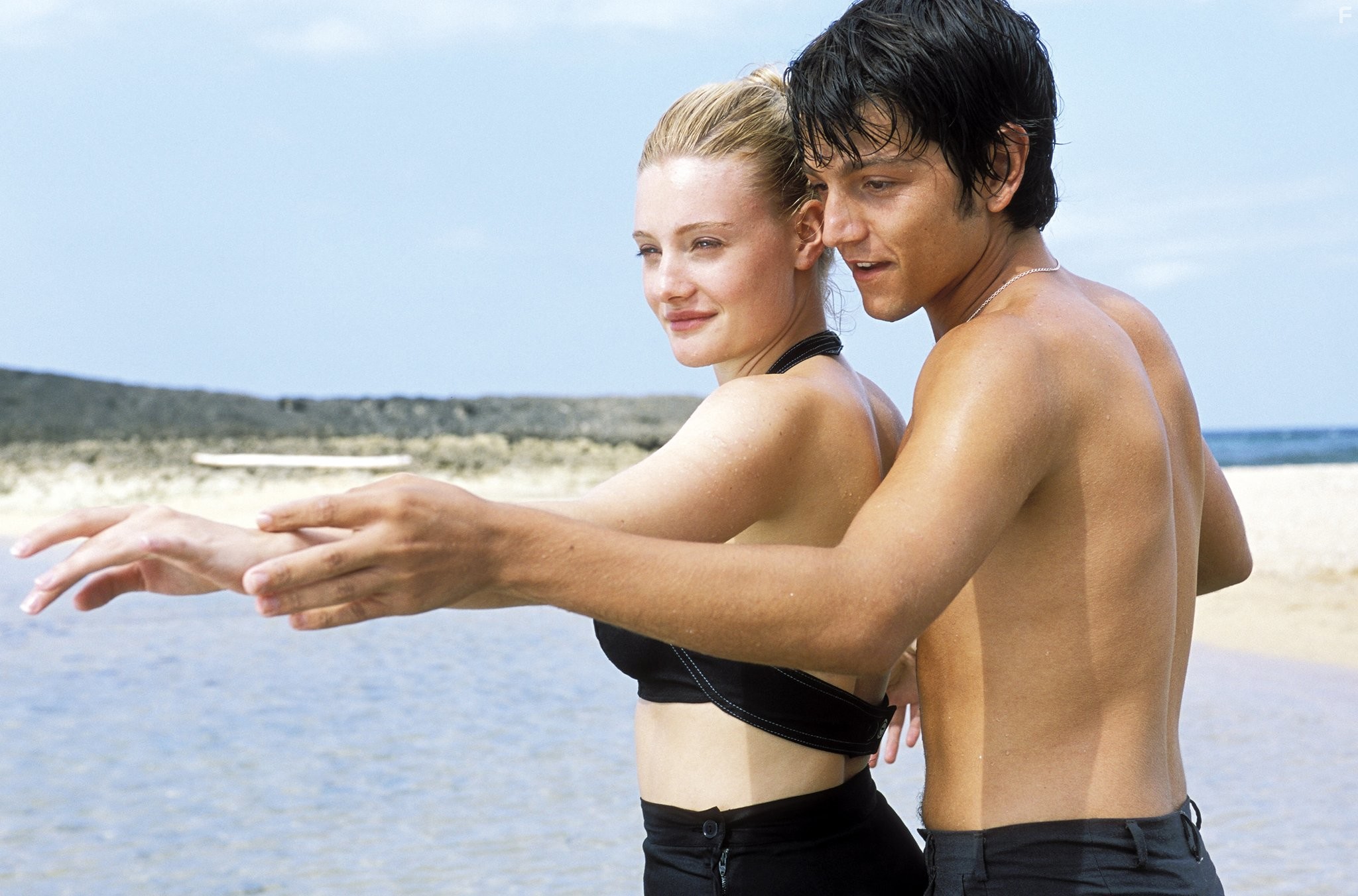 Romola Garai and Diego Luna in Грязные танцы 2 (2004)