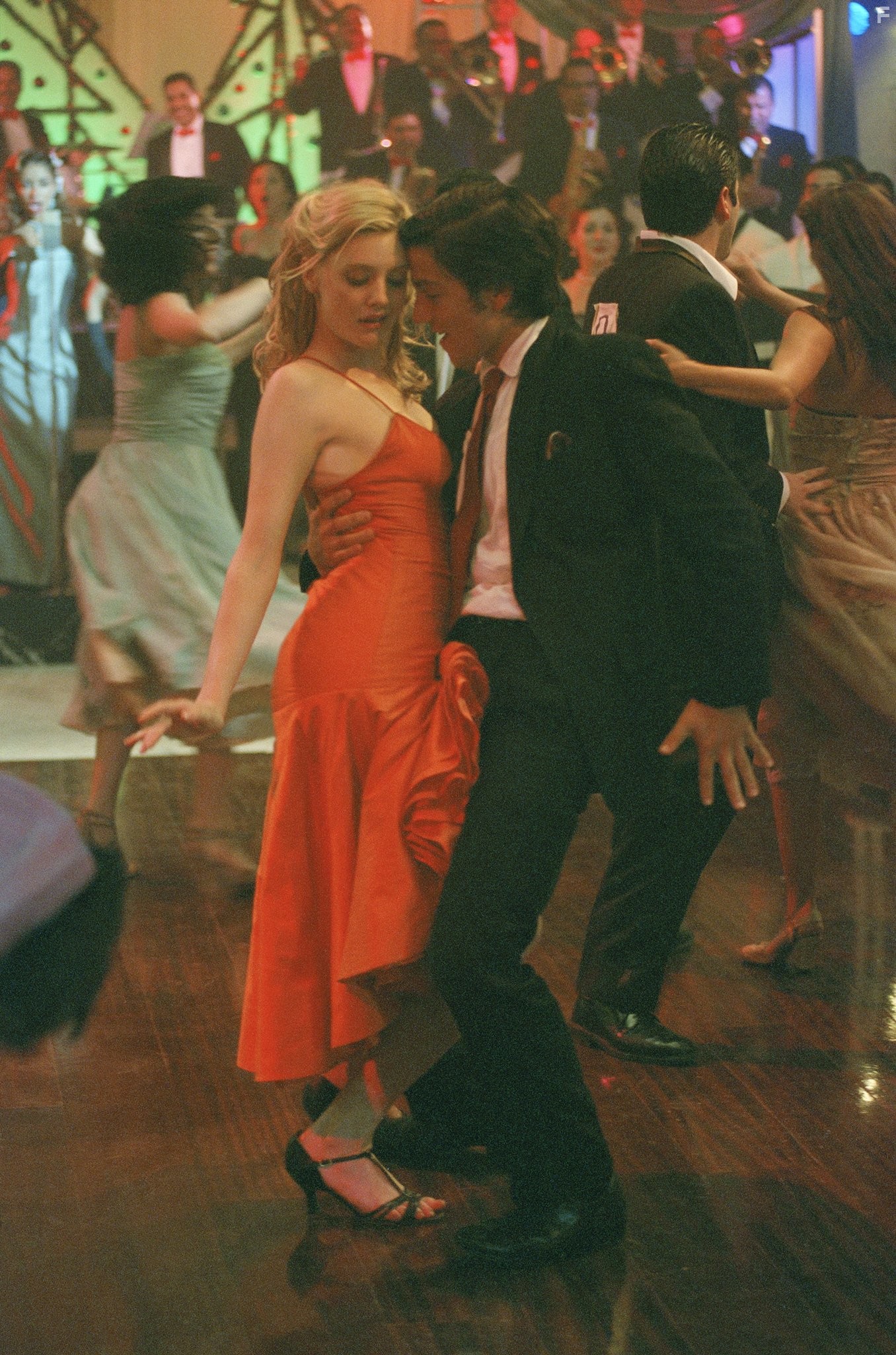 Romola Garai and Diego Luna in Грязные танцы 2 (2004)