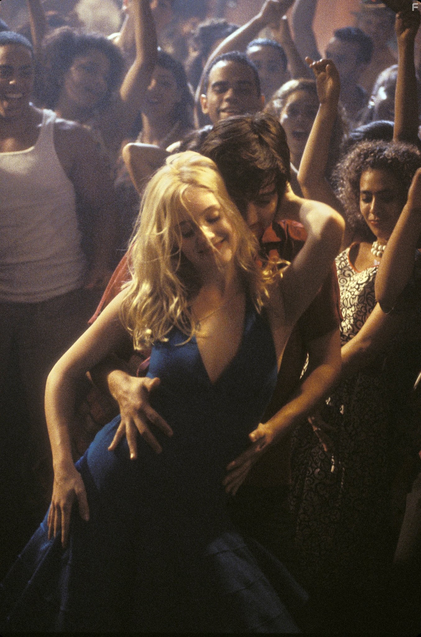 Romola Garai and Diego Luna in Грязные танцы 2 (2004)