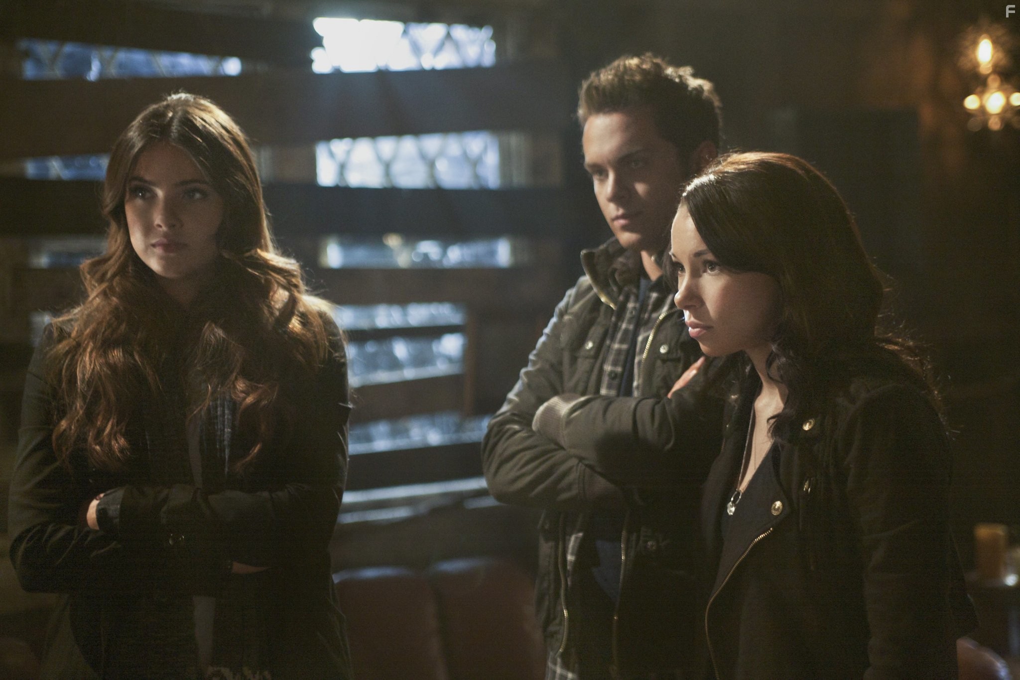 Thomas Dekker, Jessica Parker Kennedy, and Shelley Hennig in Тайный круг (2011)
