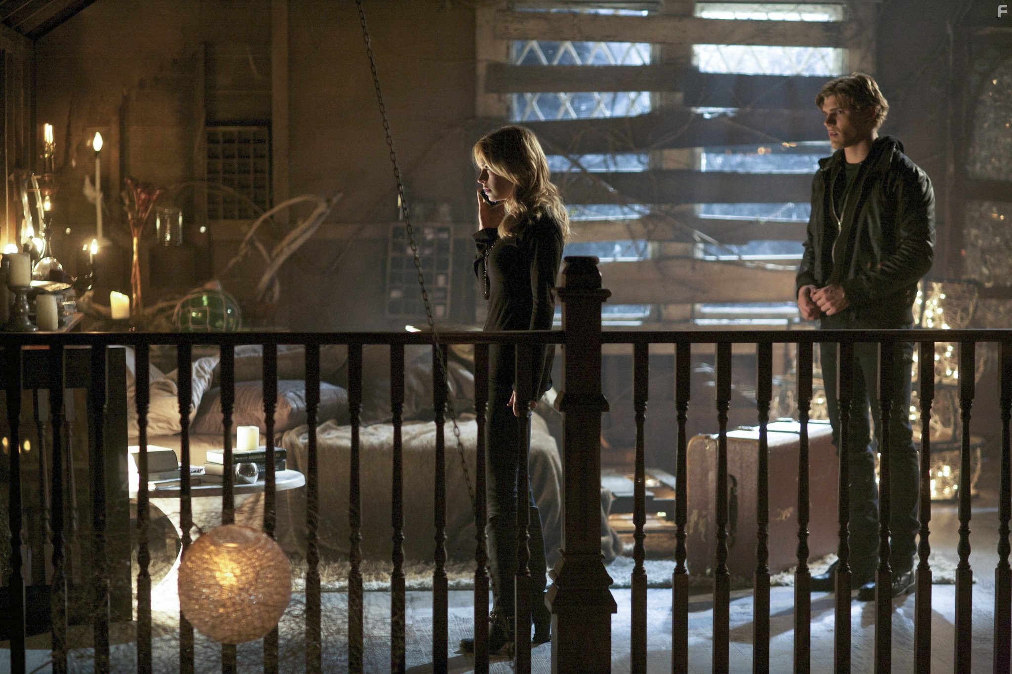 Britt Robertson and Chris Zylka in Тайный круг (2011)