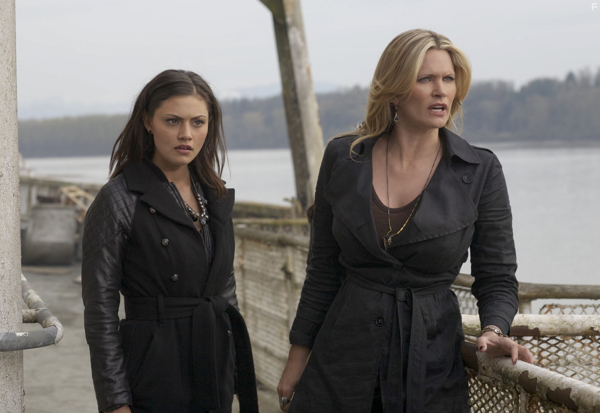 Natasha Henstridge and Phoebe Tonkin in Тайный круг (2011)