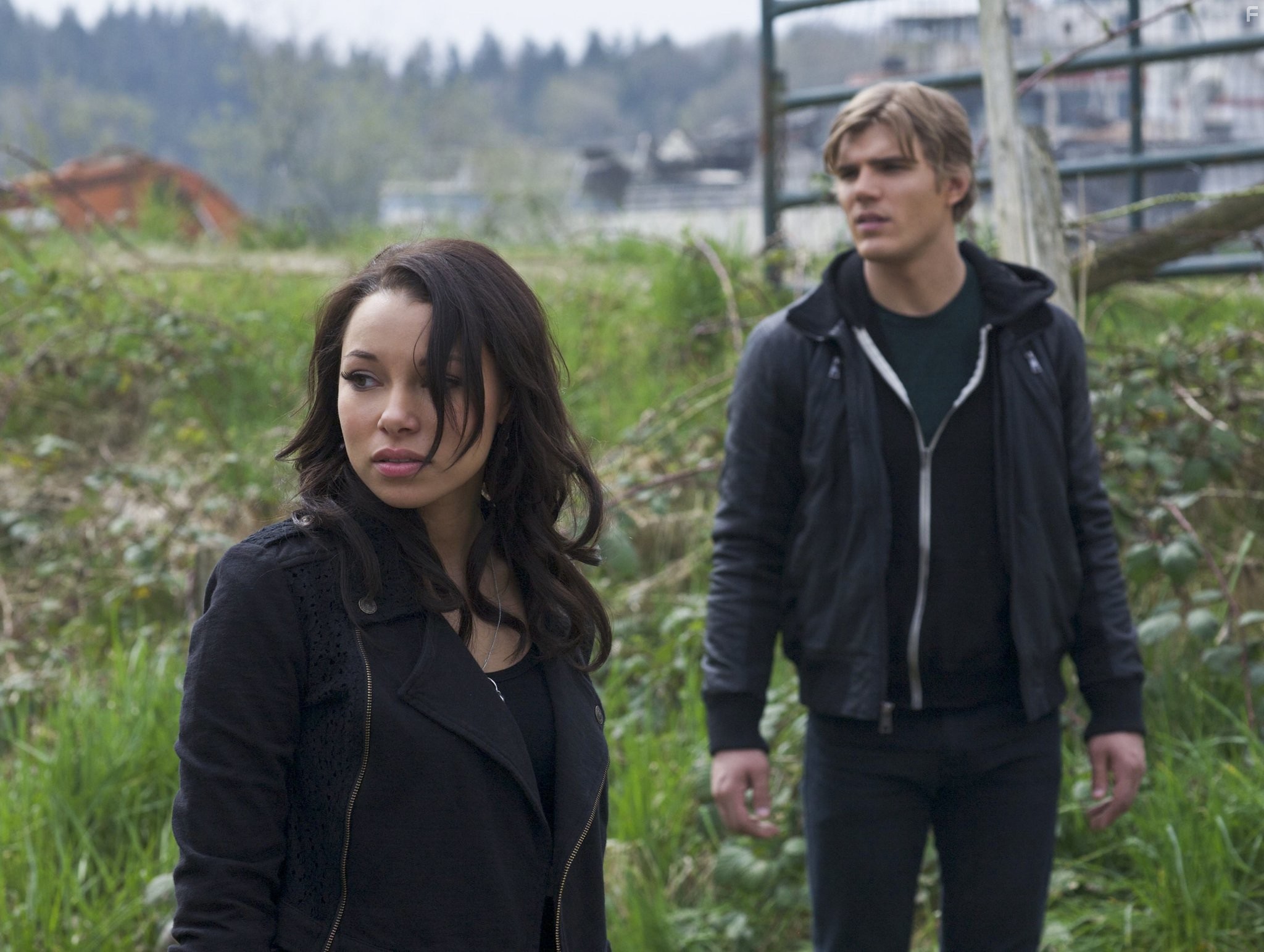 Jessica Parker Kennedy and Chris Zylka in Тайный круг (2011)