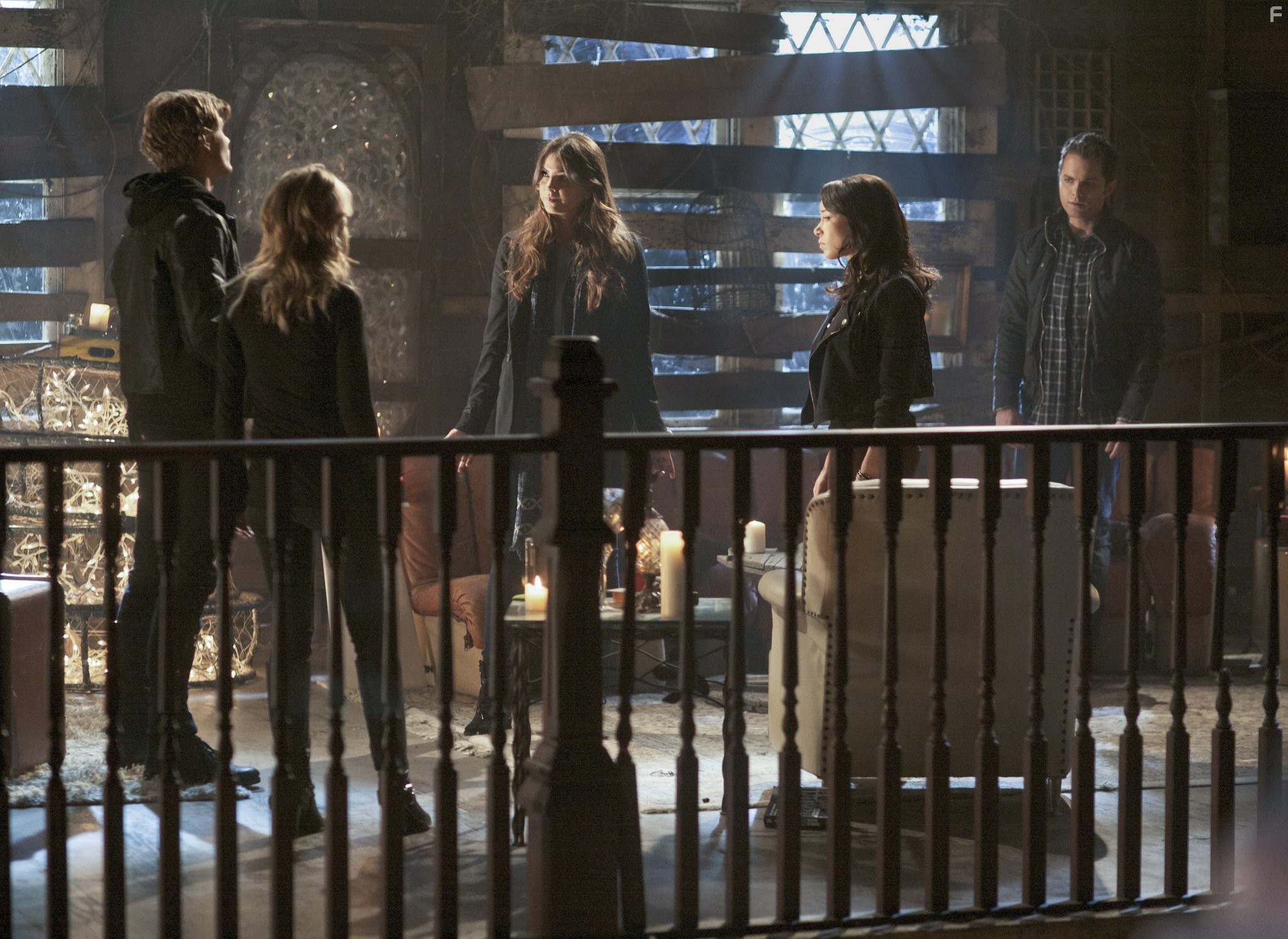 Thomas Dekker, Britt Robertson, Jessica Parker Kennedy, Shelley Hennig, and Chris Zylka in Тайный круг (2011)