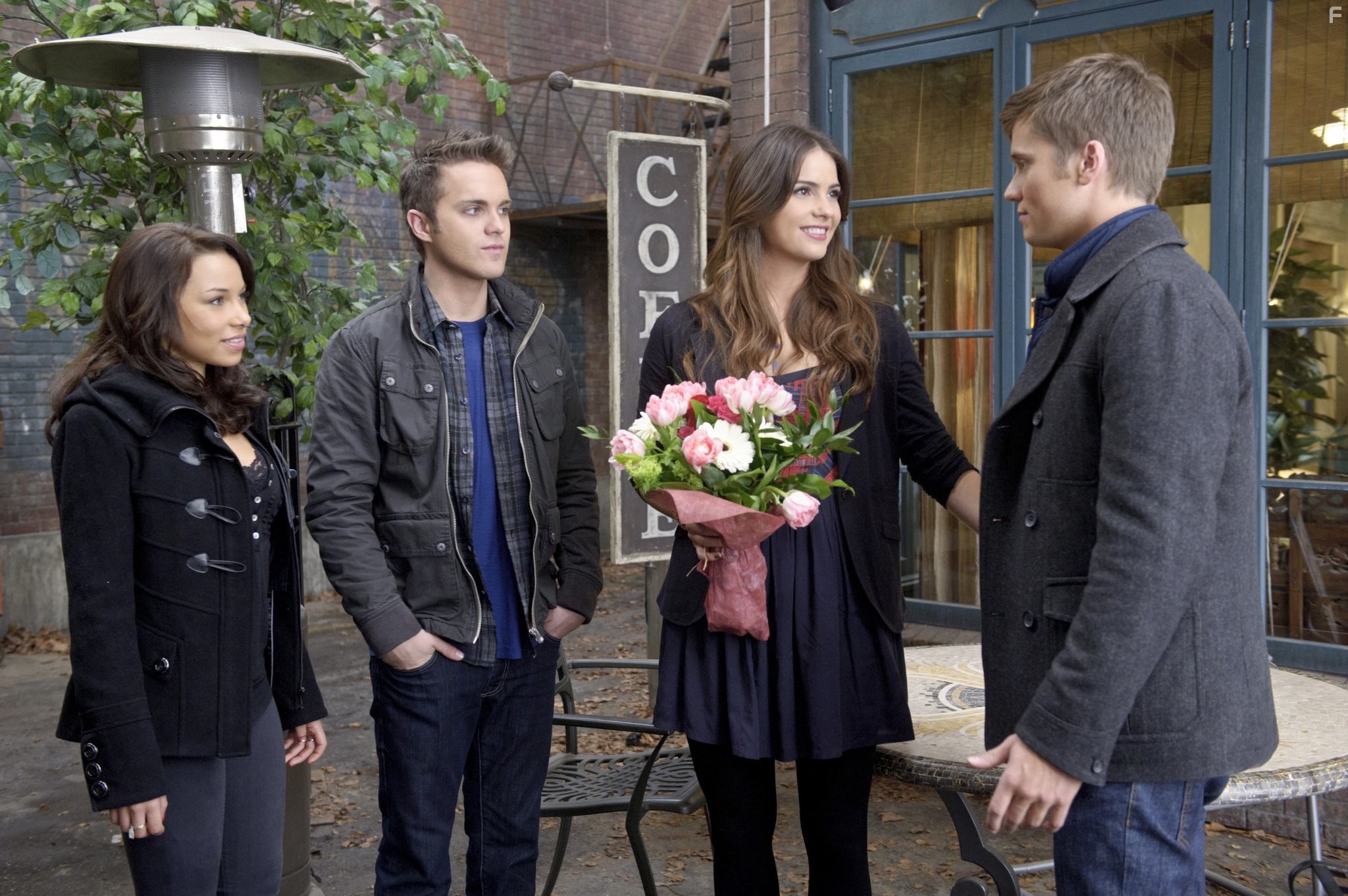 Thomas Dekker, Jessica Parker Kennedy, Shelley Hennig, and Tim Phillipps in Тайный круг (2011)