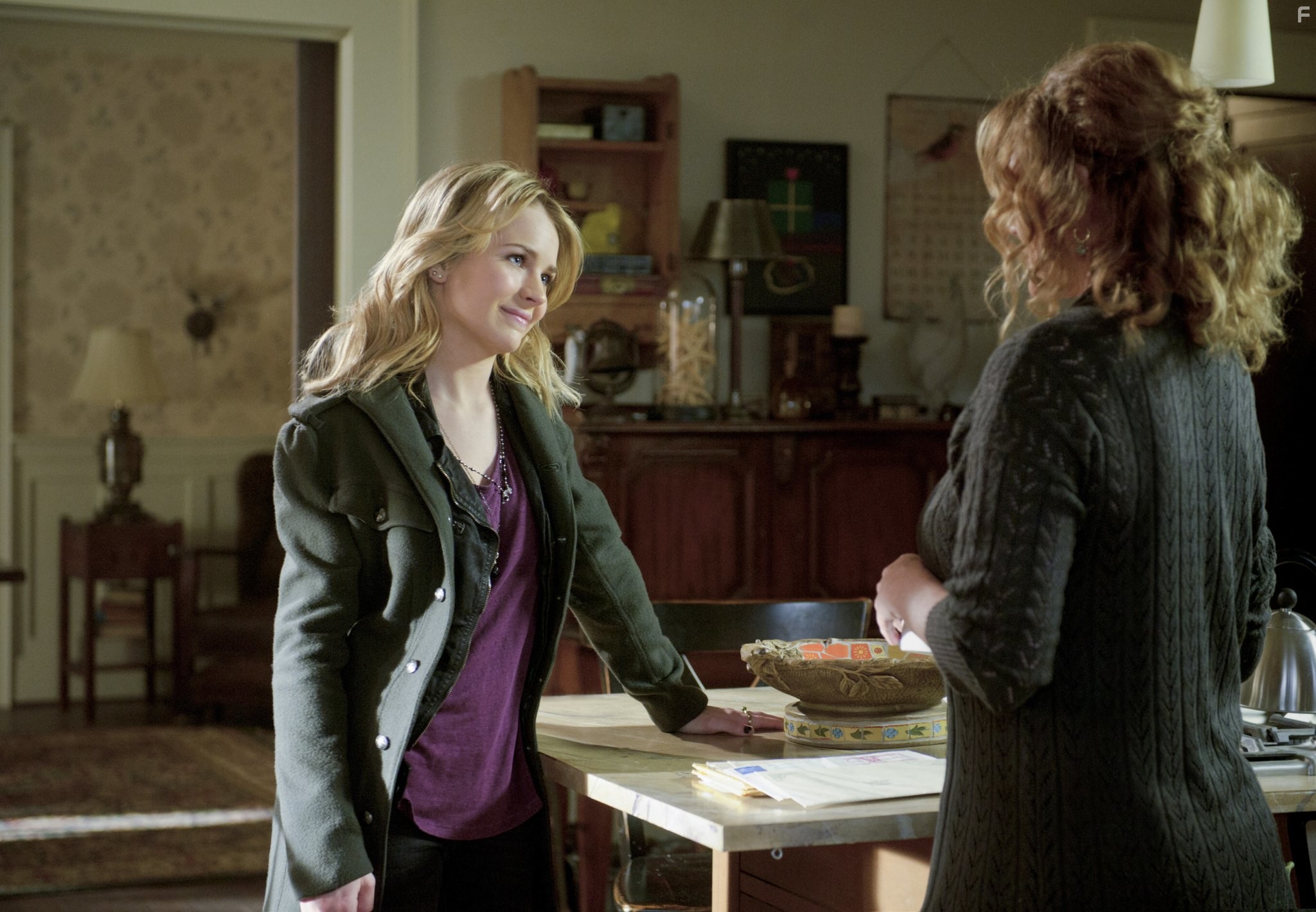 Ashley Crow and Britt Robertson in Тайный круг (2011)