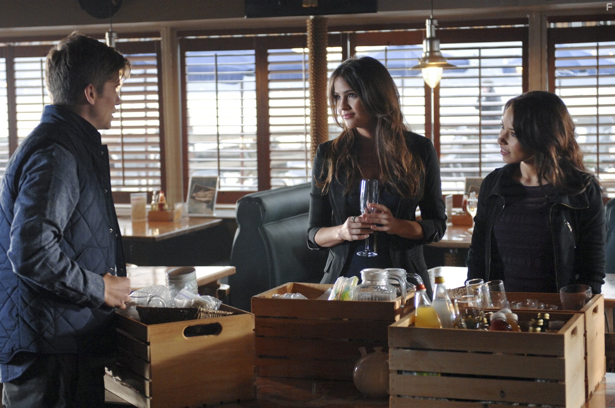 Jessica Parker Kennedy, Shelley Hennig, and Tim Phillipps in Тайный круг (2011)