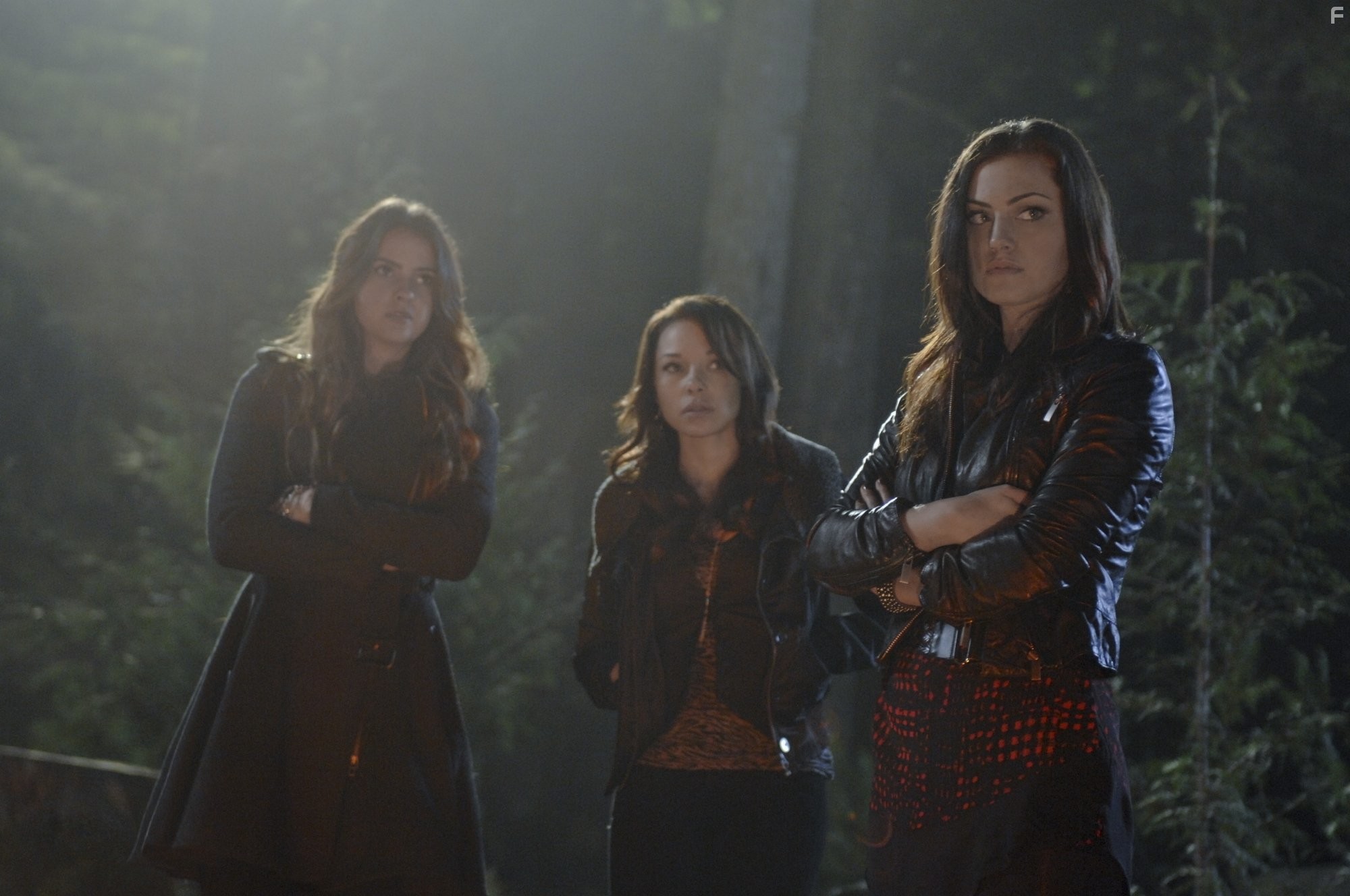 Phoebe Tonkin, Jessica Parker Kennedy, and Shelley Hennig in Тайный круг (2011)