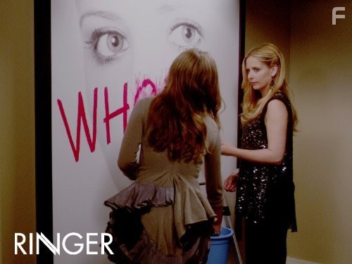 Sarah Michelle Gellar and Zoey Deutch in Двойник (2011)