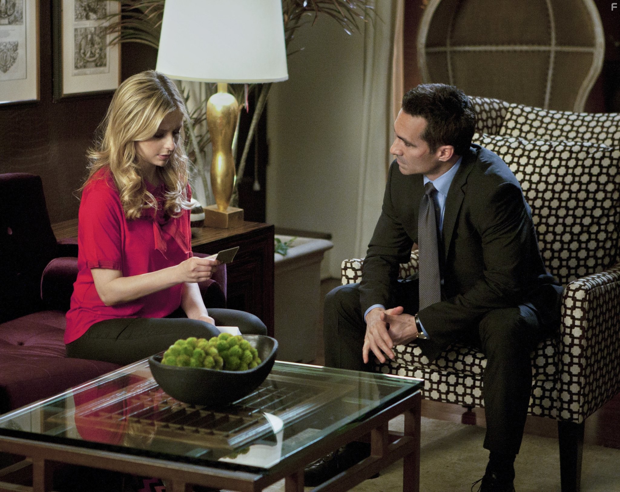Sarah Michelle Gellar and Nestor Carbonell in Двойник (2011)