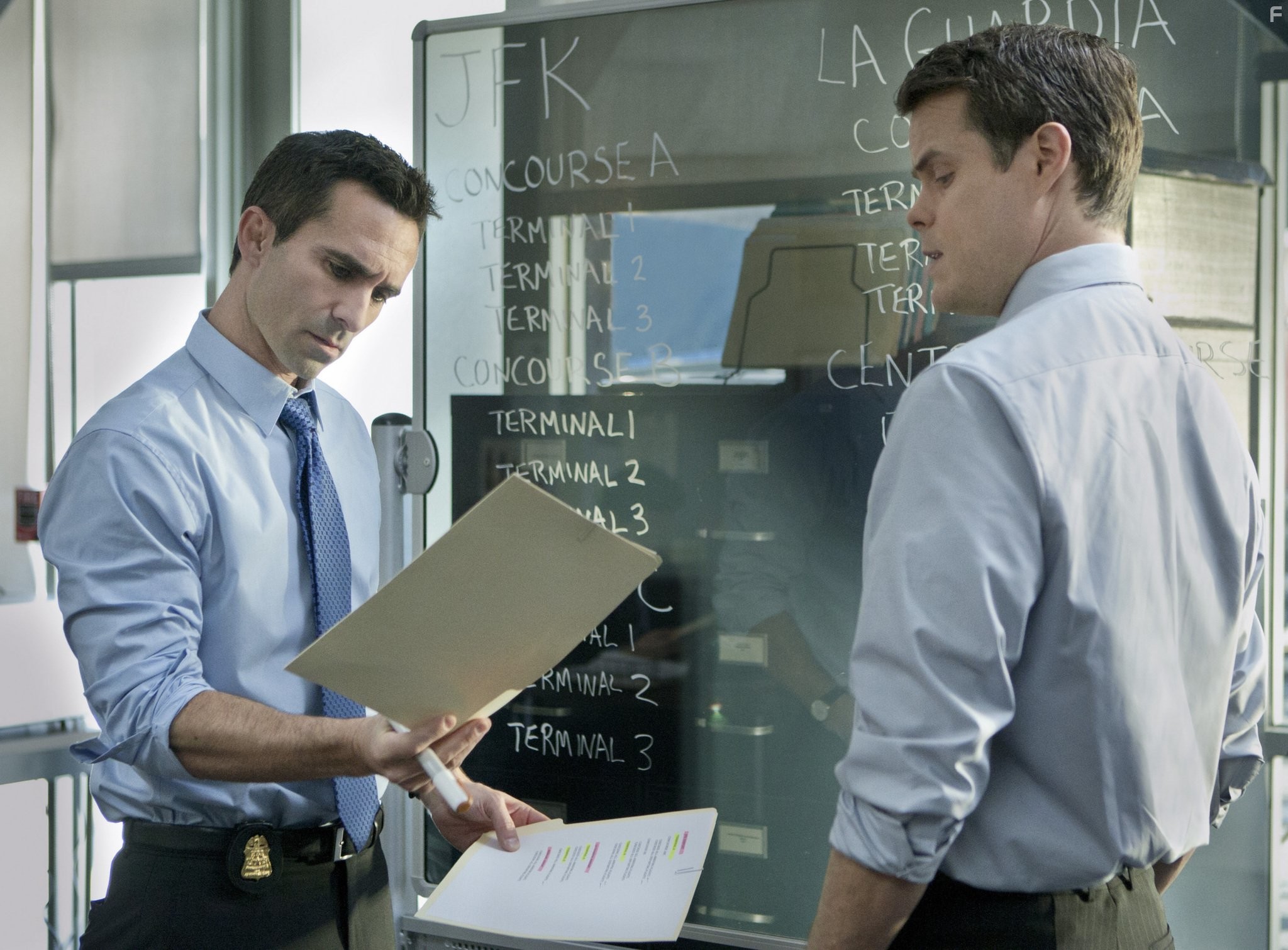 Nestor Carbonell and Chris Elwood in Двойник (2011)