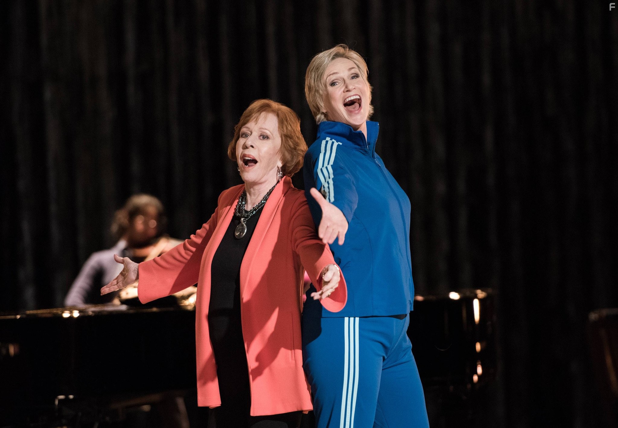 Carol Burnett and Jane Lynch in Лузеры (2009)