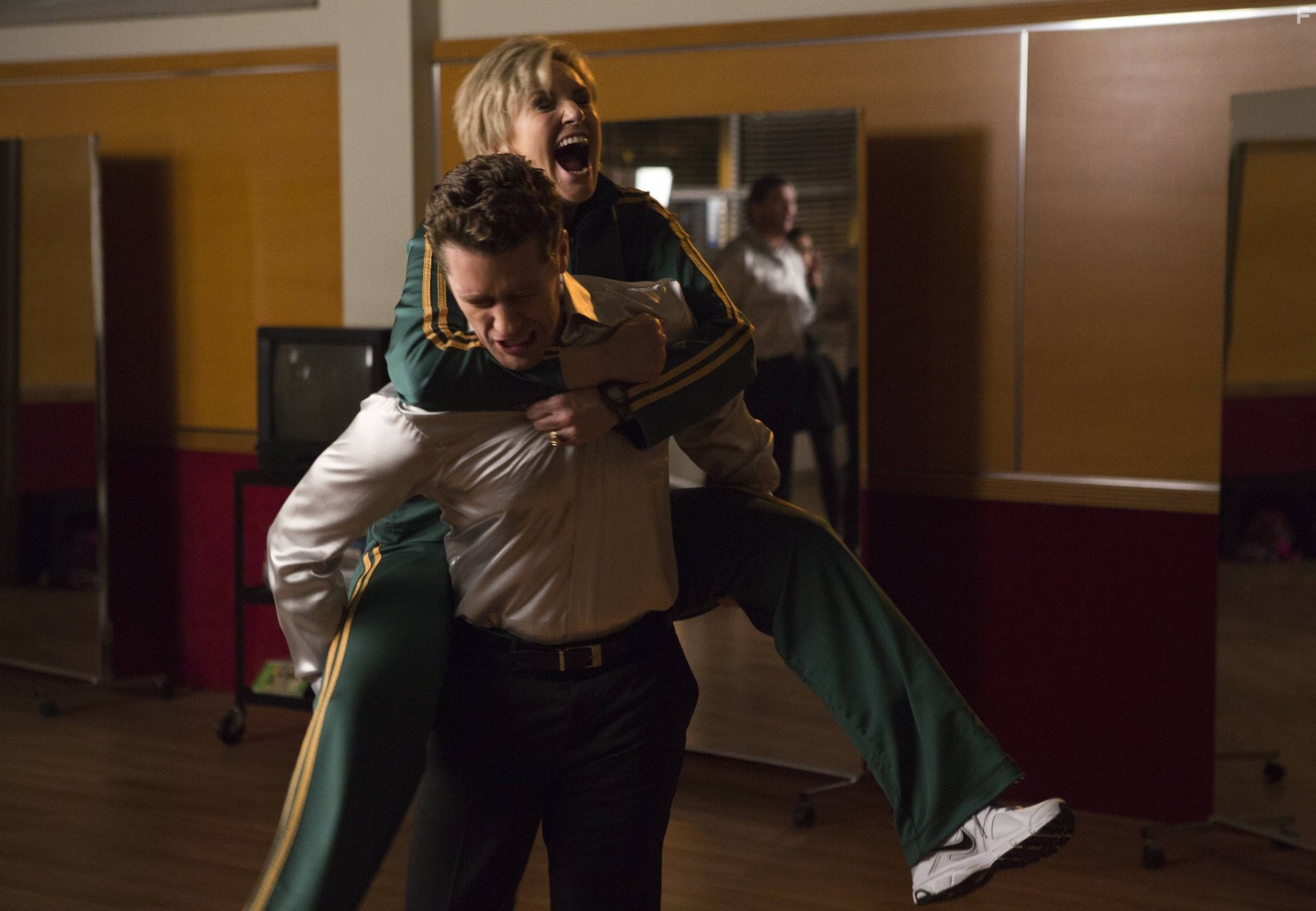 Jane Lynch and Matthew Morrison in Лузеры (2009)