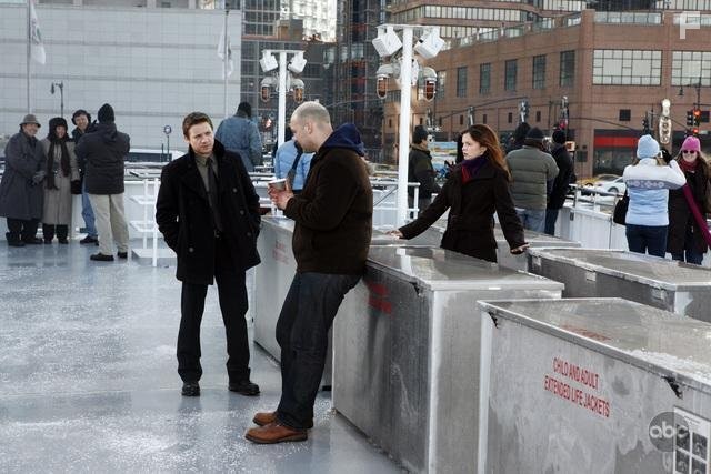 Jeremy Renner and Corey Stoll in Необычный детектив (2009)