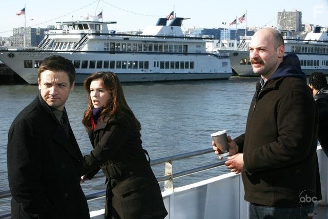 Jeremy Renner, Amber Tamblyn, and Corey Stoll in Необычный детектив (2009)
