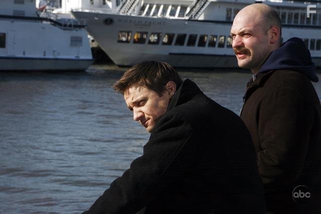 Jeremy Renner and Corey Stoll in Необычный детектив (2009)