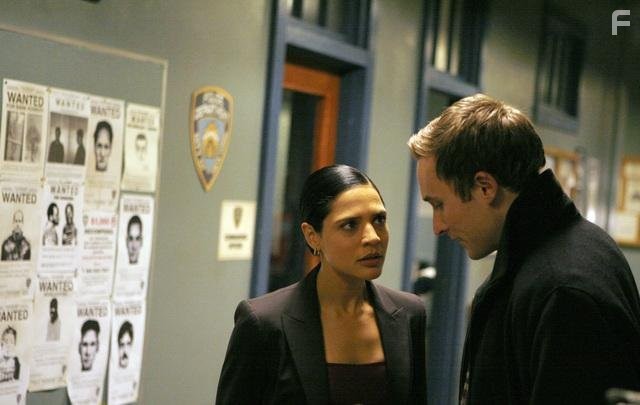 Monique Gabriela Curnen and Joshua Close in Необычный детектив (2009)