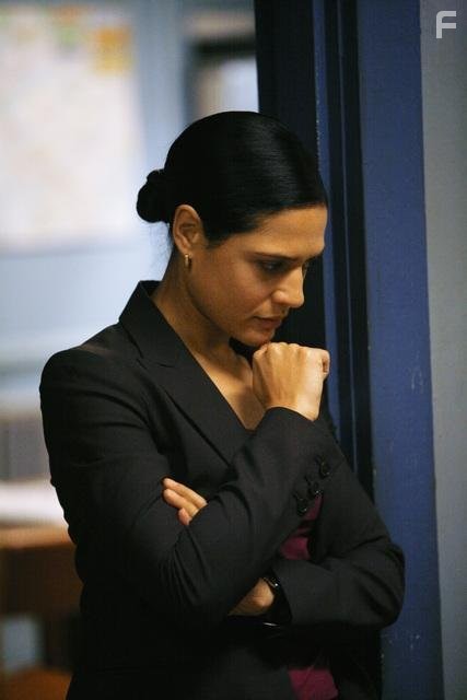 Monique Gabriela Curnen in Необычный детектив (2009)