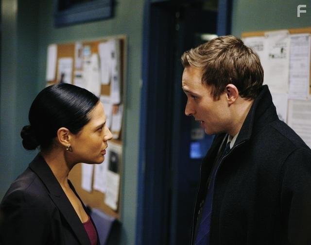 Monique Gabriela Curnen and Joshua Close in Необычный детектив (2009)