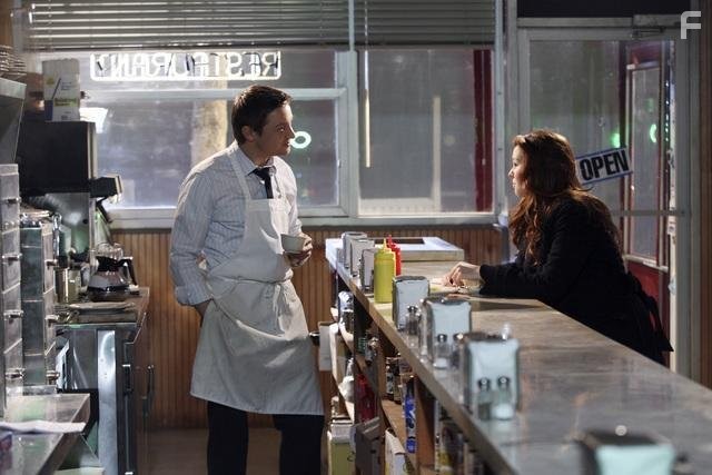 Jeremy Renner and Amber Tamblyn in Необычный детектив (2009)