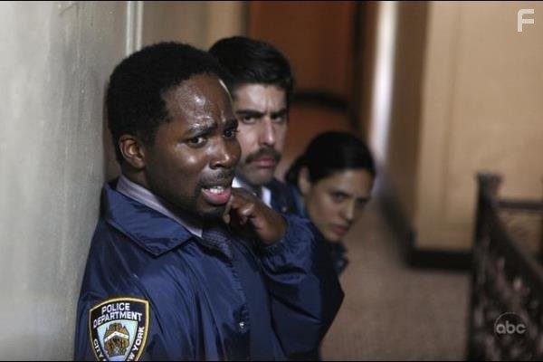 Adam Goldberg, Harold Perrineau, and Monique Gabriela Curnen in Необычный детектив (2009)