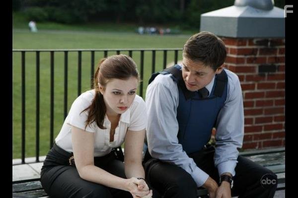 Jeremy Renner and Amber Tamblyn in Необычный детектив (2009)